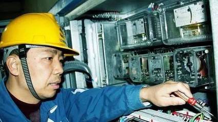 老电工带出徒弟被辞退,车间停电日损40万,伸两手指,老板傻眼!